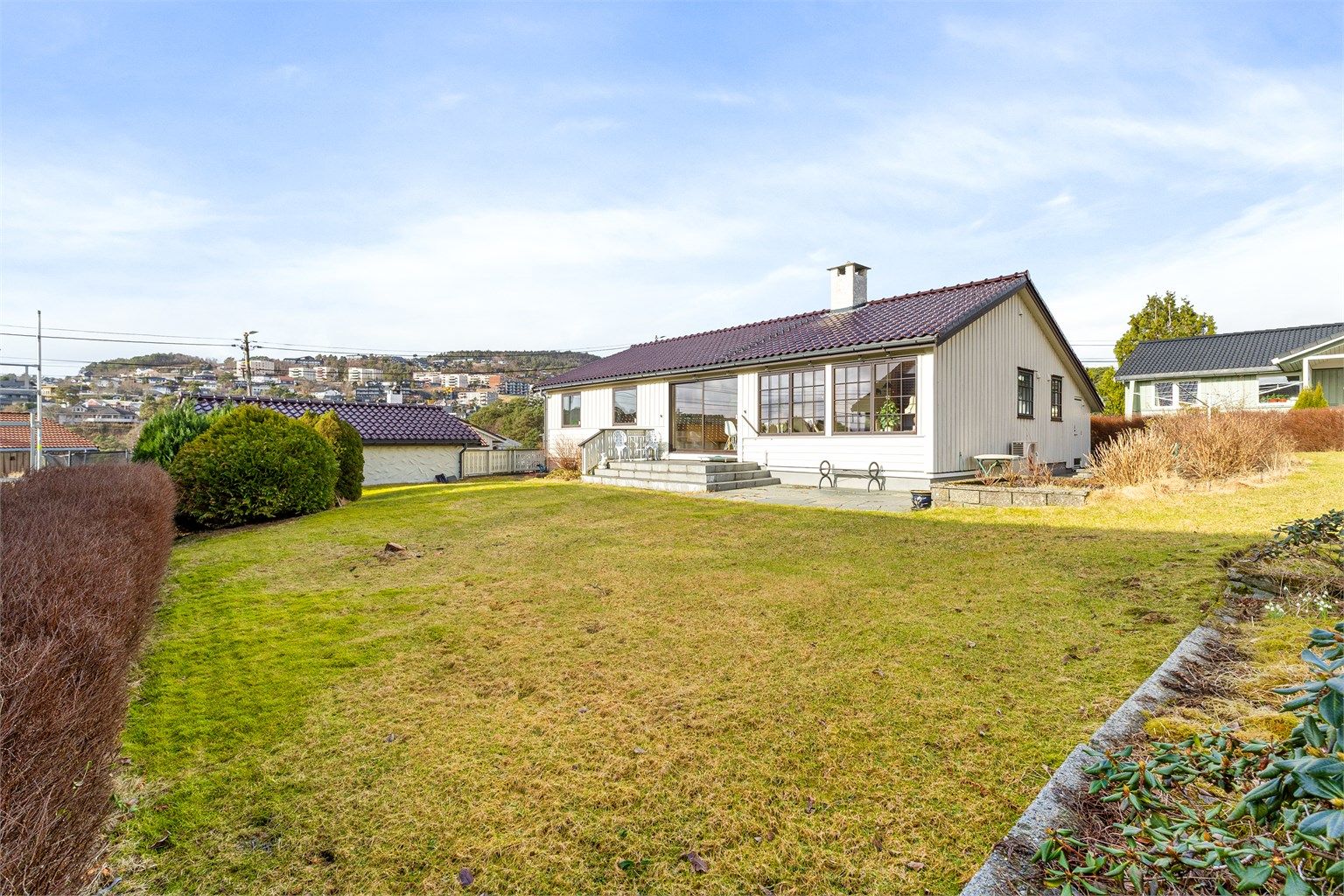 Boligen har fin beliggenhet i et etablert boligområde på Ulset, sentralt i Åsane. Foto: Stian Inderhaug