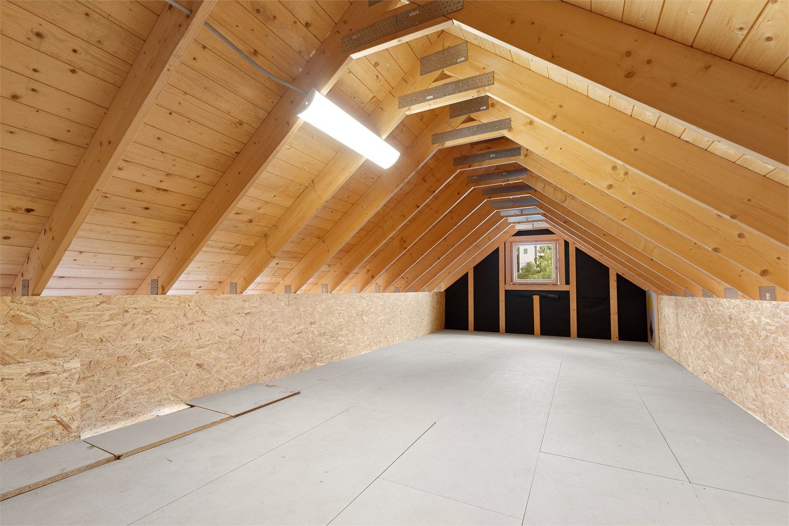 Stort lagringsloft over dobbel garasje 