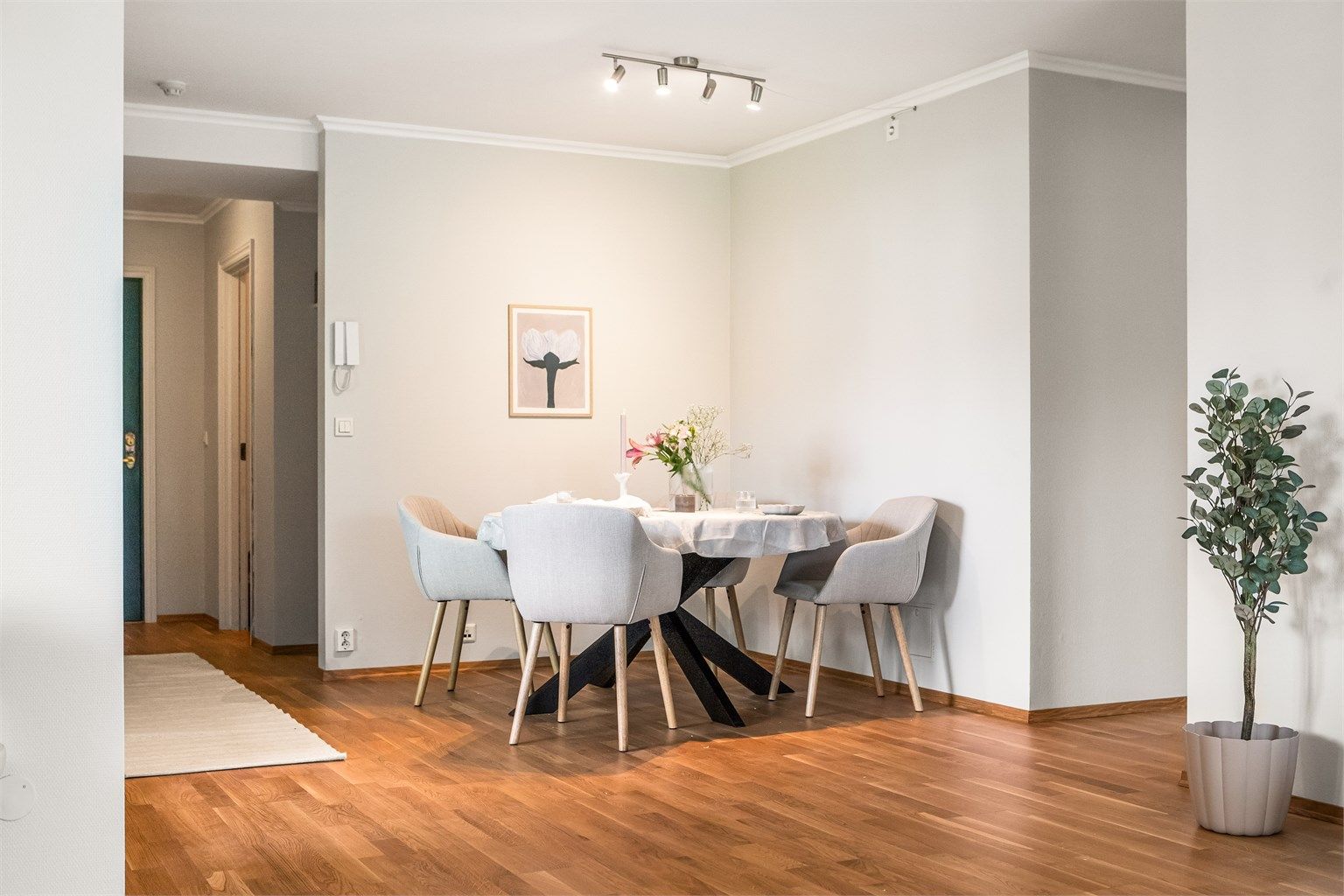 Koselig spisestue praktisk plassert med adkomst til kjøkkenet