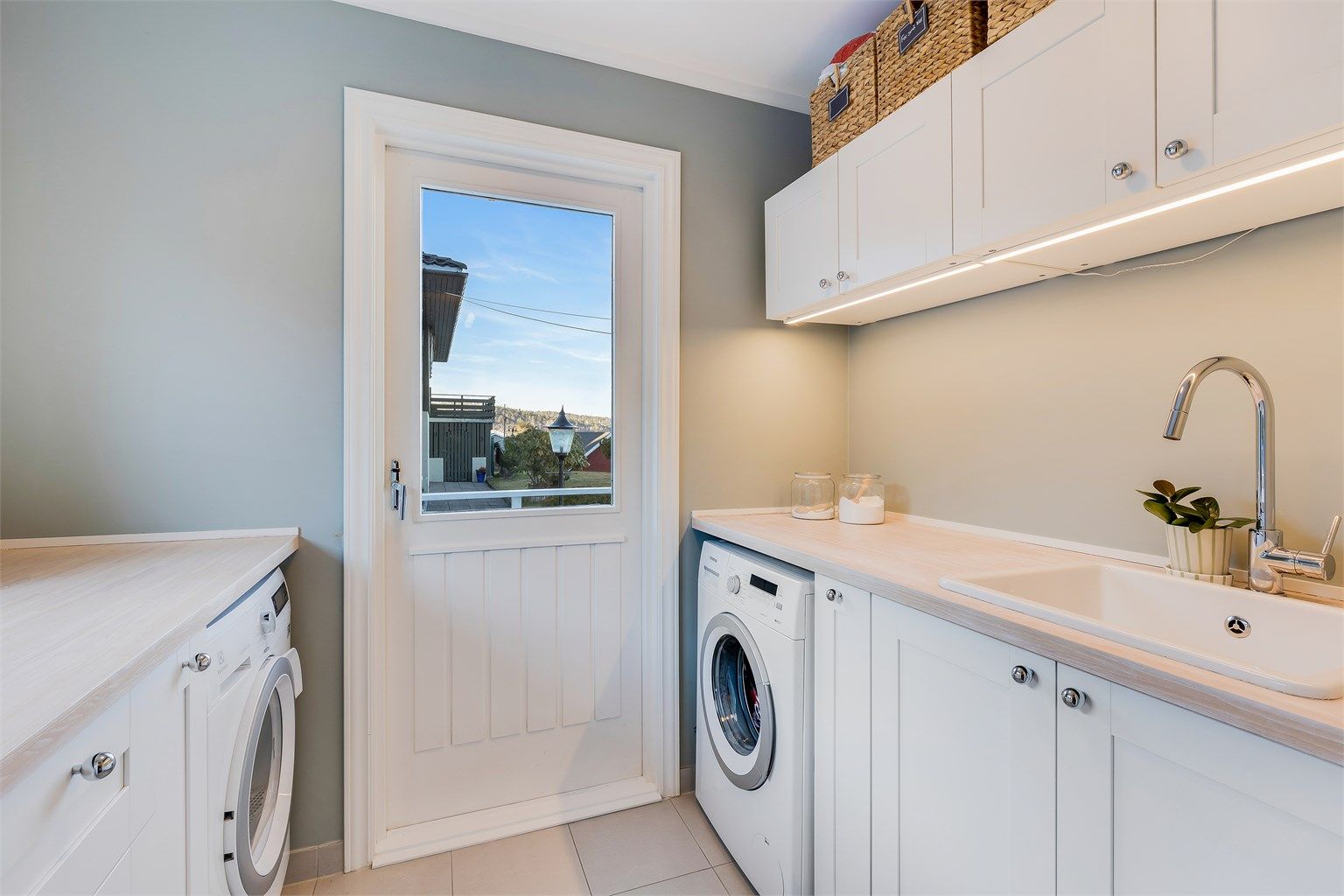 Vaskerommet har rikelig med skap- og benkeplass og utgang til terrassen.