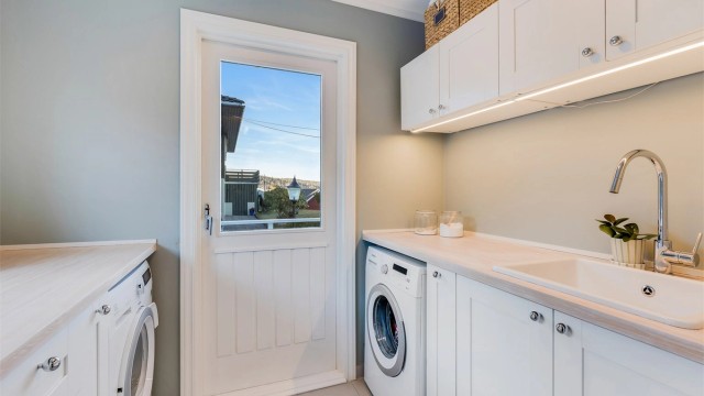 Vaskerommet har rikelig med skap- og benkeplass og utgang til terrassen.