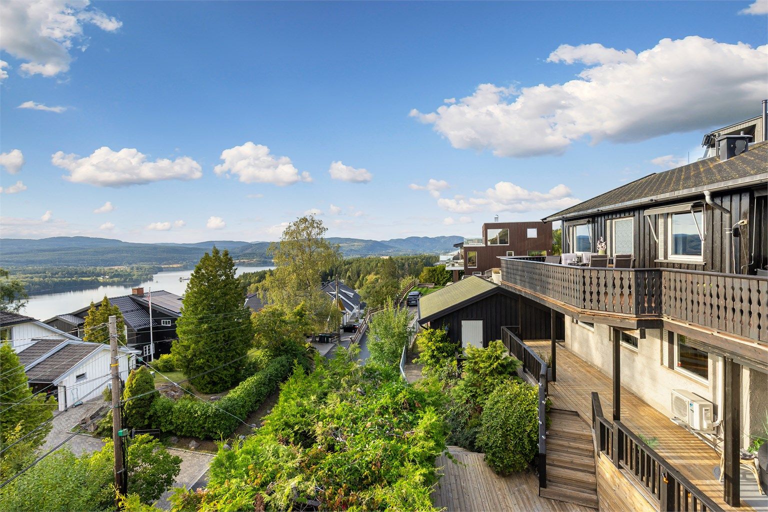 Boligen ligger høyt i terrenget med fantastisk utsikt