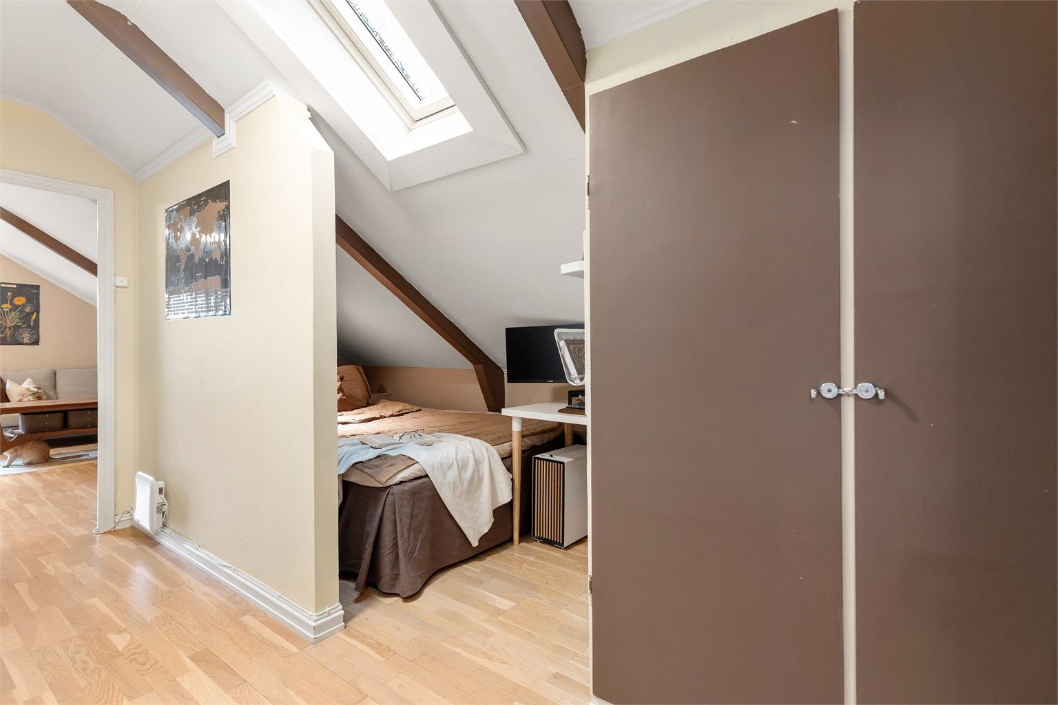 En lun og intim sovesone som gir ro og privatliv, samtidig som den ligger praktisk til i leilighetens gjennomgående planløsning.