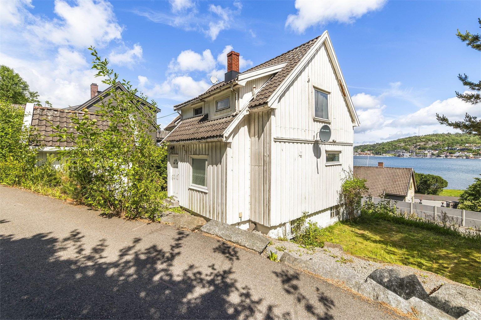 På eiendommen finnes en garasje og en utvendig bod for ekstra lagring.