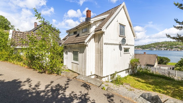På eiendommen finnes en garasje og en utvendig bod for ekstra lagring.