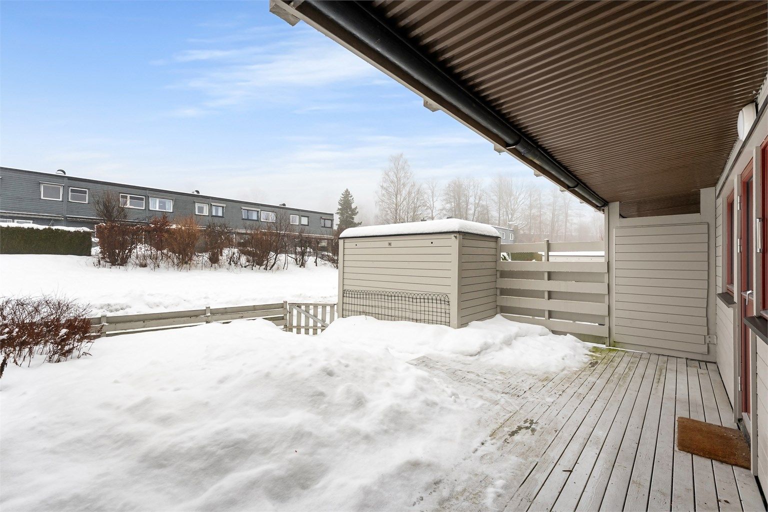 Ved kjøkkenet / spisestuen har du en flott nordvendt terrasse