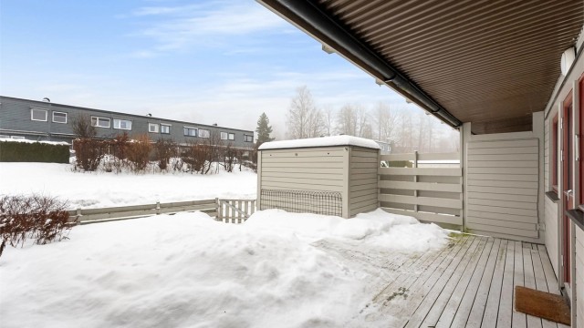 Ved kjøkkenet / spisestuen har du en flott nordvendt terrasse