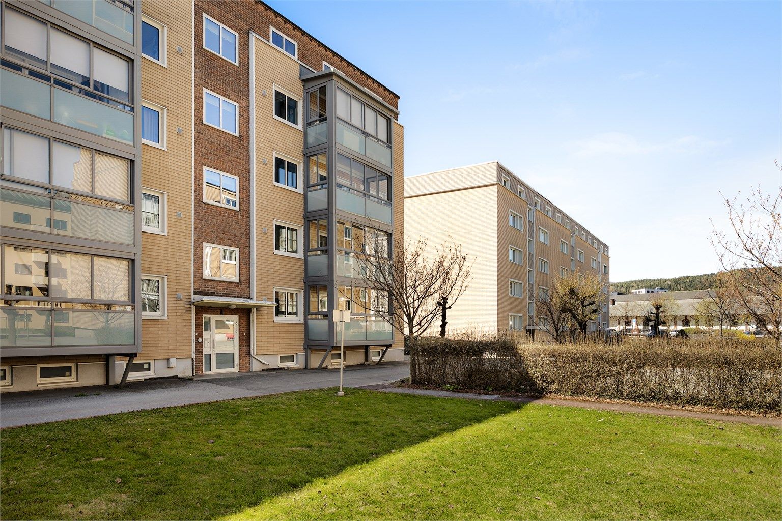 Tilrettelagt for boligsoneparkering i området (like ved eiendommen).