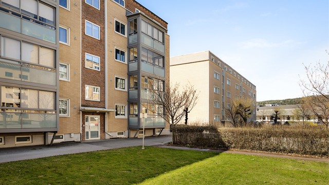 Tilrettelagt for boligsoneparkering i området (like ved eiendommen).