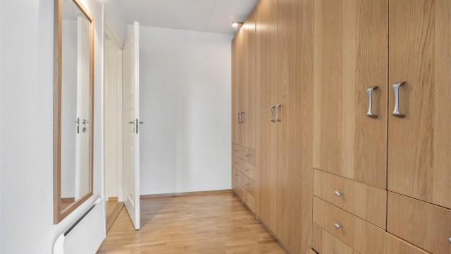 Lys entré med god oppbevaringsplass og dør med glassfelter.