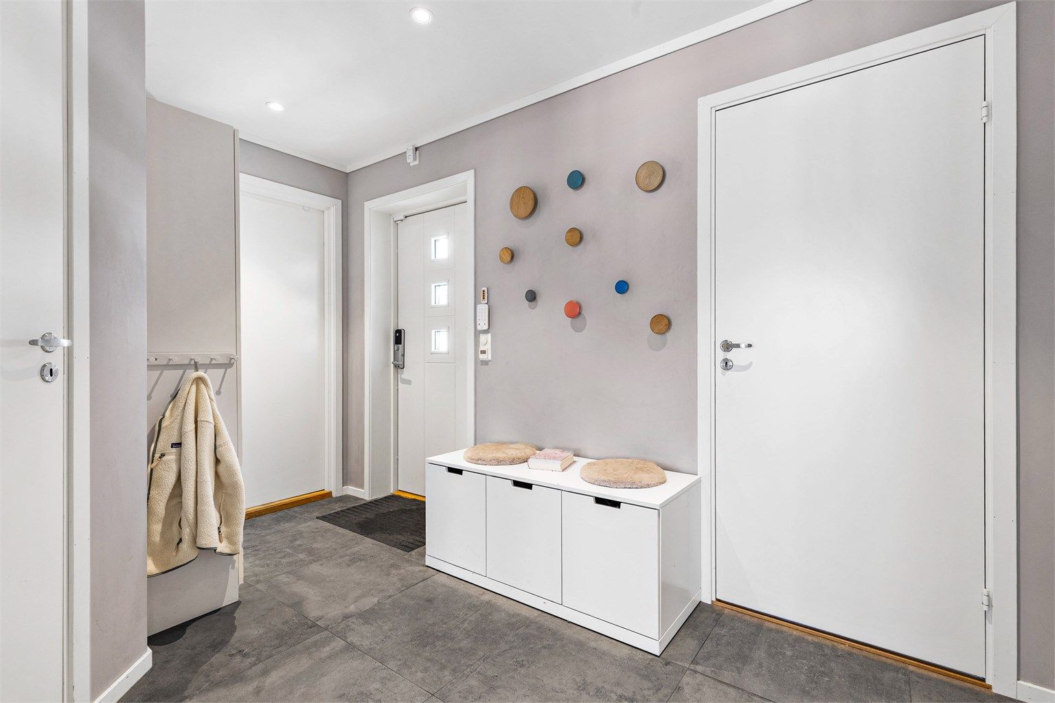 Entré med plass til garderobeskap og knaggrekker. Fra entreen er det tilgang til toalettrom, begge etasjens soverom, teknisk rom og stuen.