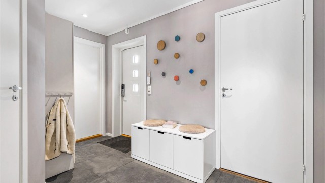 Entré med plass til garderobeskap og knaggrekker. Fra entreen er det tilgang til toalettrom, begge etasjens soverom, teknisk rom og stuen.