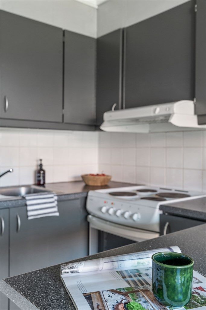 Fliser over kjøkkenbenk.