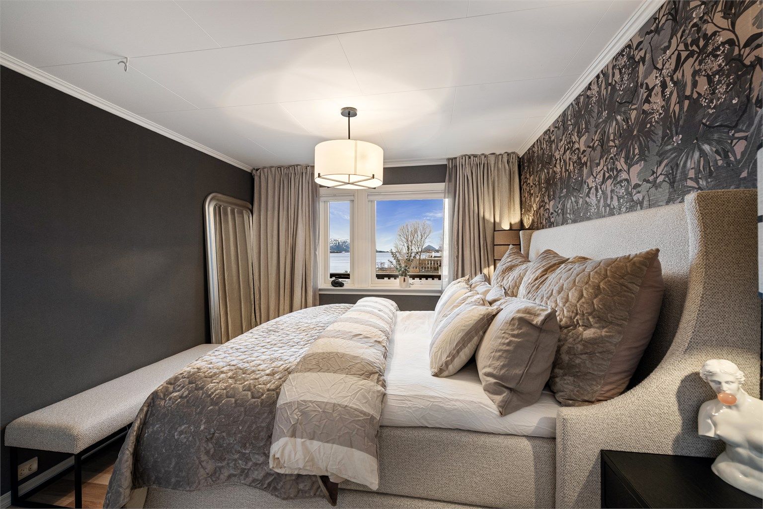 Hovedsoverommet er lyst og har plass til dobbeltseng og tilhørende møblement