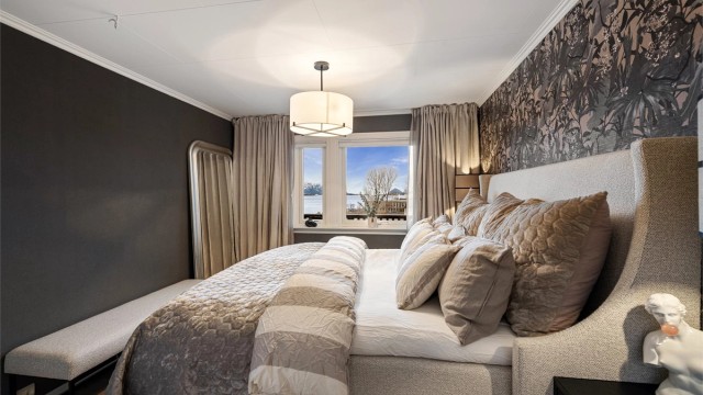 Hovedsoverommet er lyst og har plass til dobbeltseng og tilhørende møblement