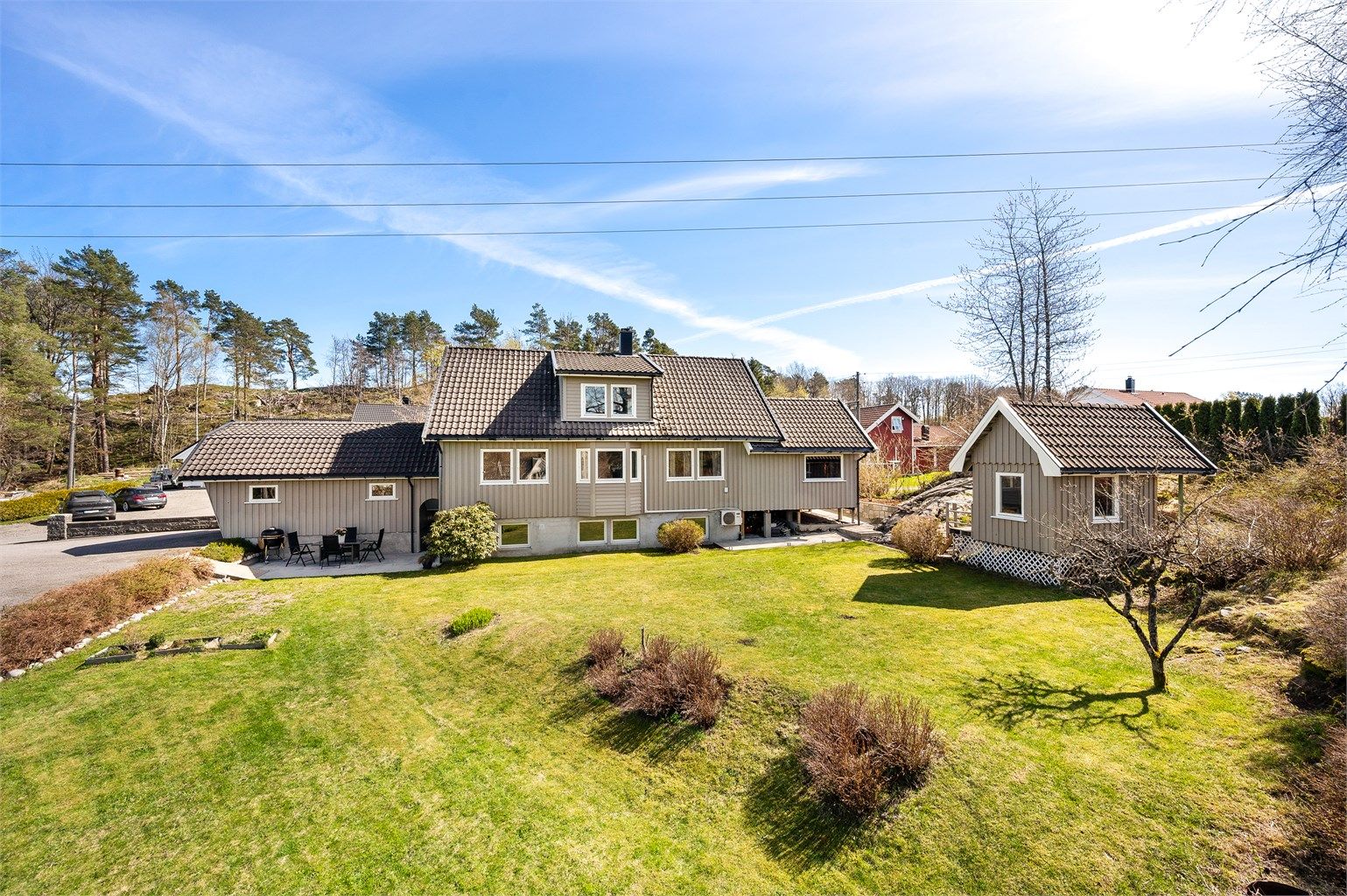 Eiendommen har en stor tomt med pent opparbeidet hage, og ligger i rolig og barnevennlig omgivelser. Foto: Thor Brobakken