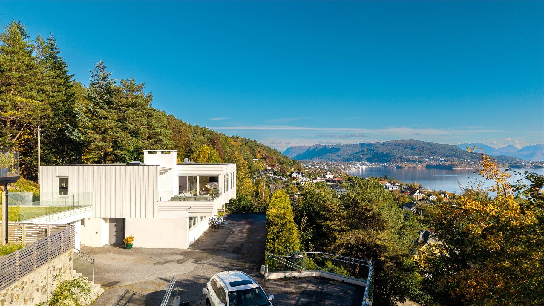 Arkitekttegnet funkisbolig på sydvendt tomt med utsikt mot Borgundfjorden og Sunnmørsalpene.
Foto: [Fotograf eller fotofirma]