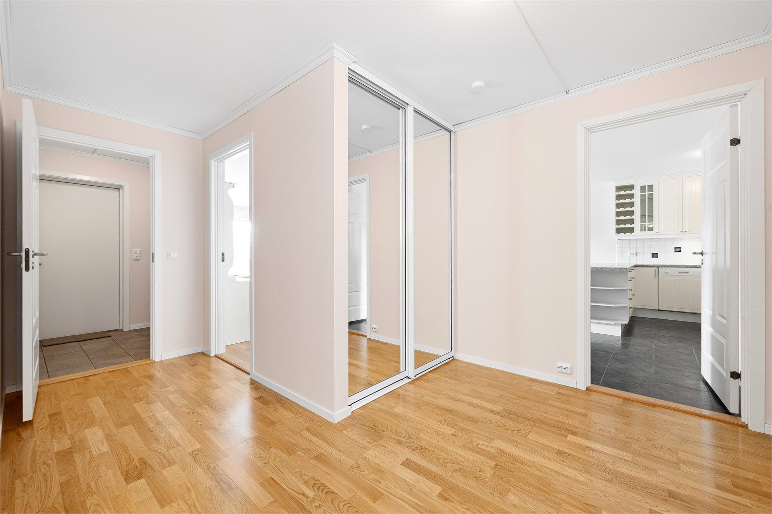 Leiligheten i underetasjen har en egen entré med en stor skyvedørsgarderobe.