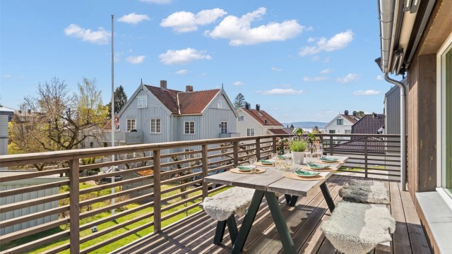 Terrassen strekker seg langs store deler av fasaden og er en flott forlengelse av stuen