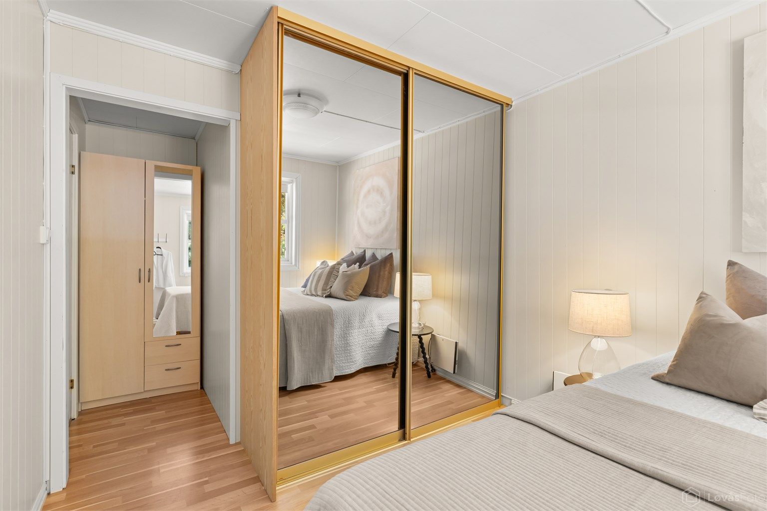 Romslig skyvedørsgarderobe på soverom 2.
