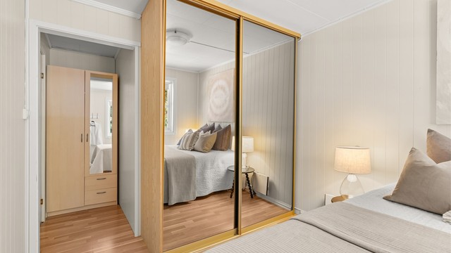Romslig skyvedørsgarderobe på soverom 2.