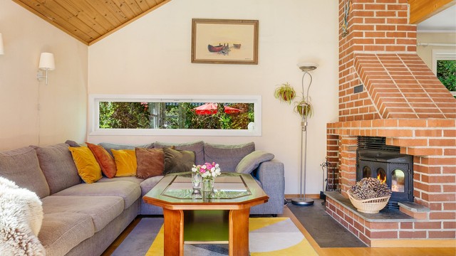 Boligen har en praktisk planløsning og stuen oppleves lys og luftig med god plass til sofagruppe og spisebord.