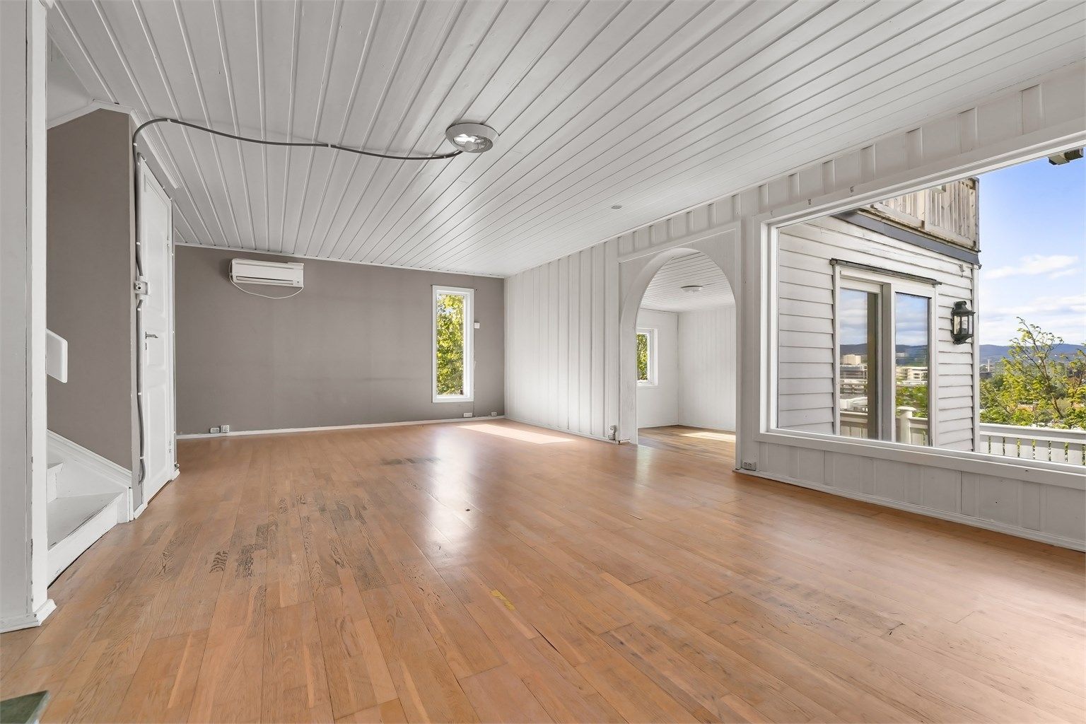 Her er det god plass til å innrede med en romslig sofagruppe og tv-seksjon. Boligen har behov for totalrenovering