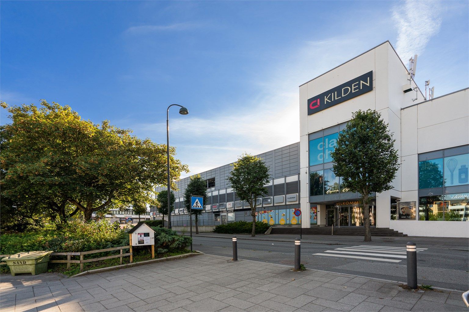 Hillevåg og Kilden kjøpesenter er en kort tur fra boligen, enten man spaserer ned eller kjører. Her finner man shopping, vinmonopol, restauranter m.m. 