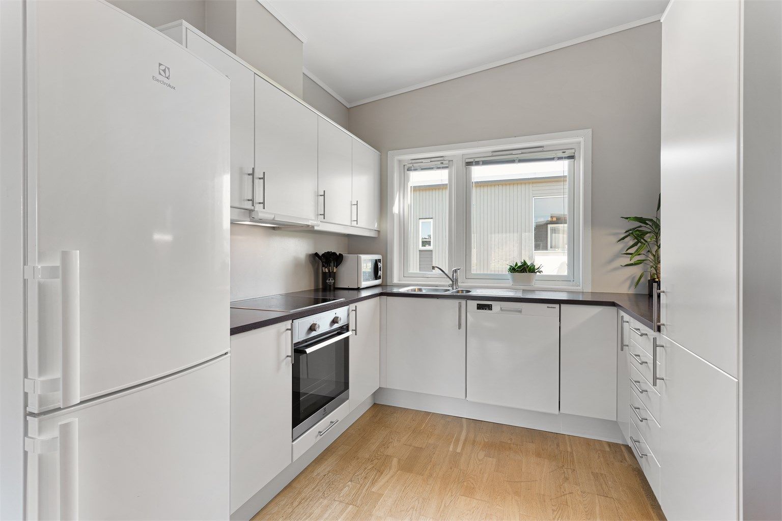 Kjøkkenet er utstyrt med integrert stekeovn, platetopp og oppvaskmaskin.