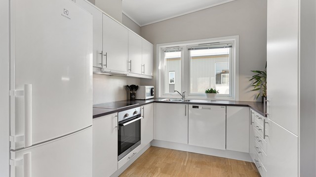 Kjøkkenet er utstyrt med integrert stekeovn, platetopp og oppvaskmaskin.