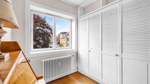 Rommet som i dag betegnes som kontor er av mindre størrelse enn de to soverommene. Dette rommet har flere bruksmuligheter og kan også egne seg som gjesterom/barnerom.
