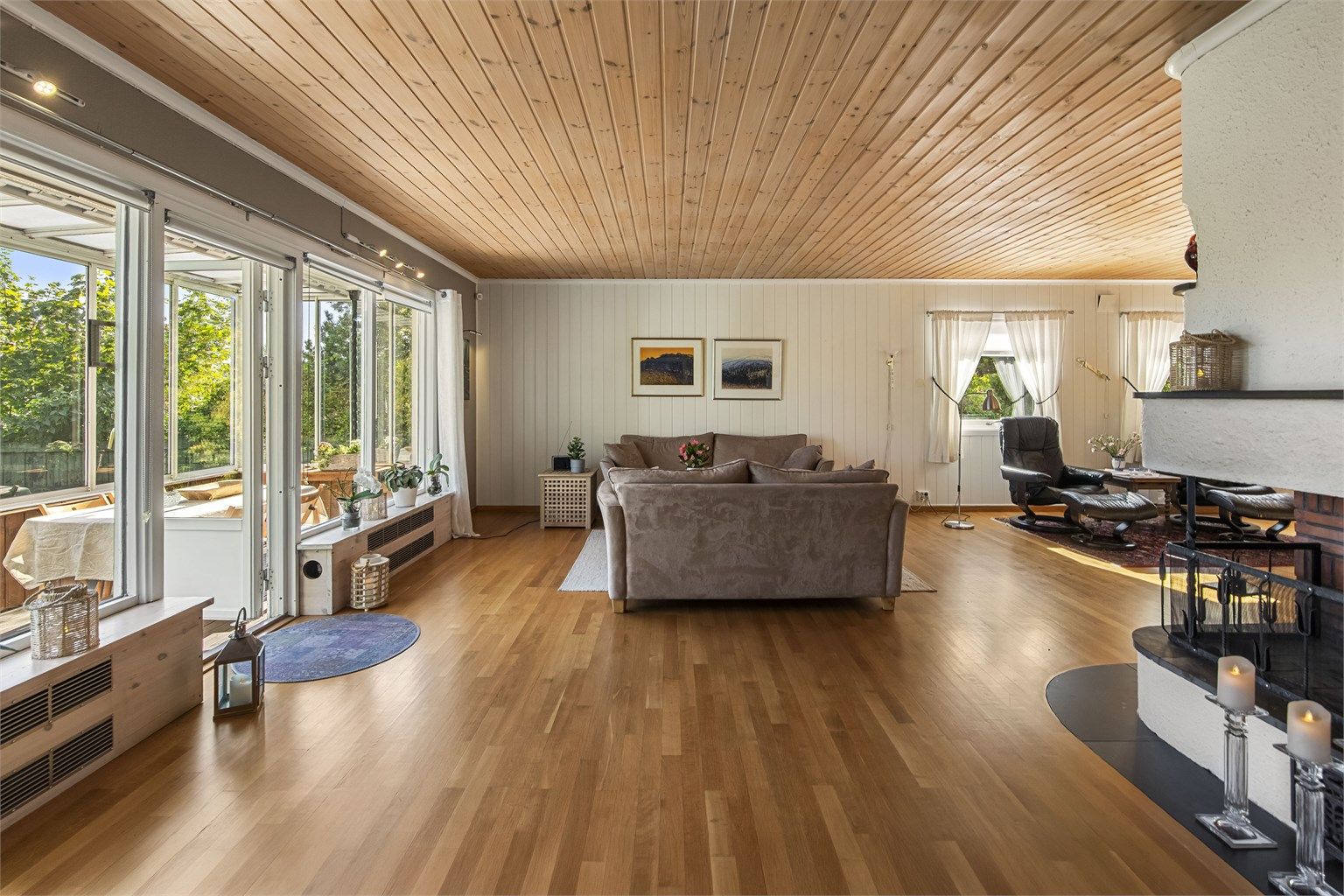 Boligen er meget innholdsrik fordelt på hovedetasje og kjeller, med funksjonell planløsning og perfekt for både familieliv og gjester.
