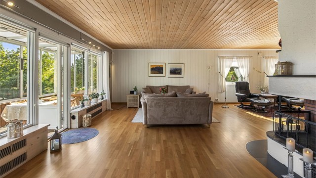 Boligen er meget innholdsrik fordelt på hovedetasje og kjeller, med funksjonell planløsning og perfekt for både familieliv og gjester.