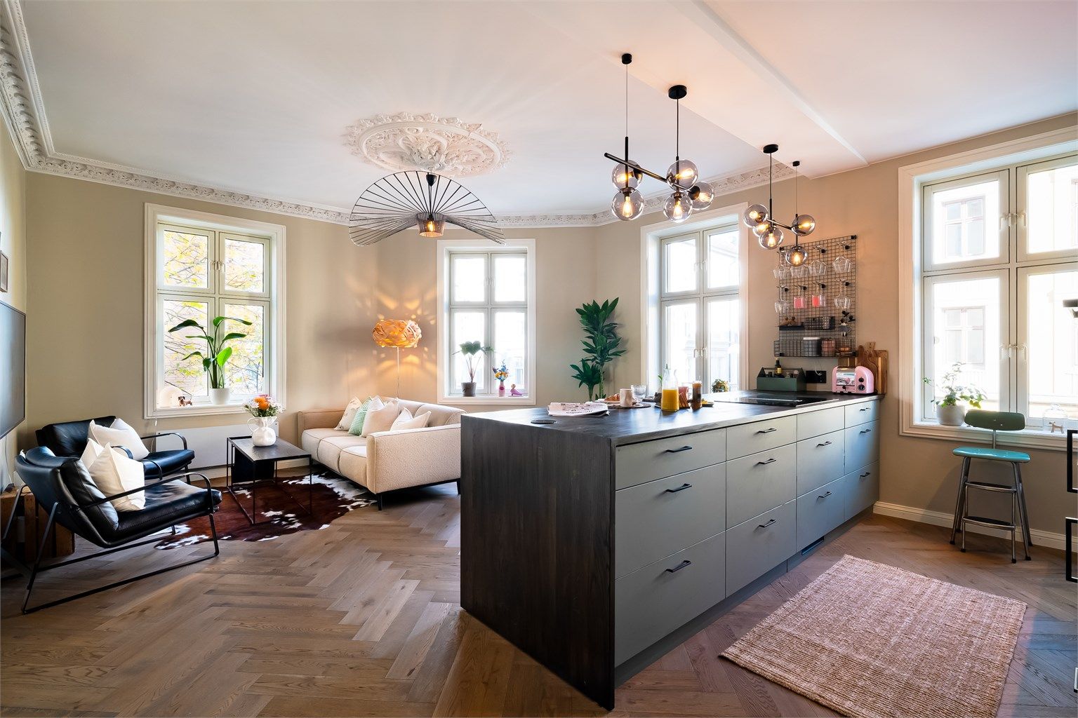 Leiligheten byr på en gjennomtenkt planløsning, romslige oppholdsrom og en luftig takhøyde. Klassiske detaljer som stukkatur, rosett, fiskebeinsparkett og teglsteinsvegg tilfører boligen tidløs sjarm og karakter.