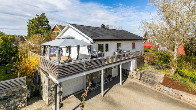 Boligen ble oppført i 1990 og er i senere år vesentlig oppgradert og modernisert innvendig. Alle byggemeldte/godkjente rom er samlet på én flate i første etasje, over en stor underetasje med flere innredede rom.