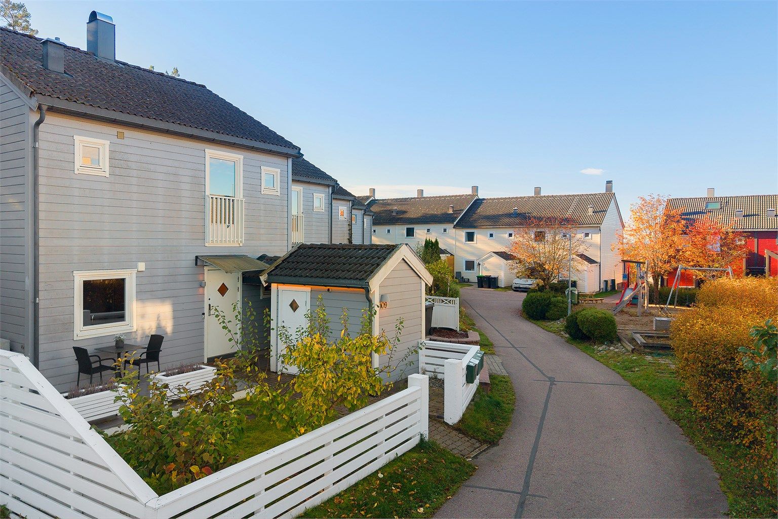 Boligen ligger i et bilfritt og rolig boområde med trygge interne gangveier.