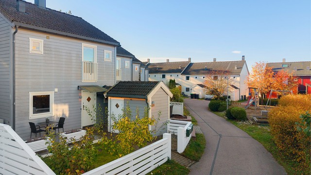 Boligen ligger i et bilfritt og rolig boområde med trygge interne gangveier.