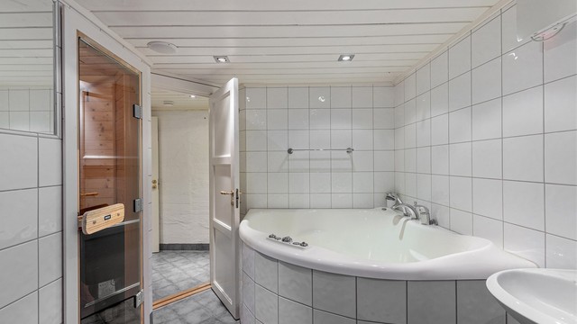 Rommet er innredet med vegghengt toalett, stort spa-badekar, dusjhjørne og servant. Det er også tilgang til en badstue fra badet. Badet er i tilstandsrapport gitt TG3 som en helhetsvurdering. Se rapport for mer info.