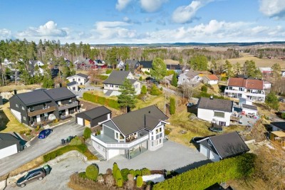 Tandbergløkka er et rolig, veletablert og barnevennlig boligområde på Ellingsrud i Ski