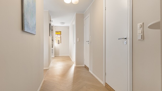 Leiligheten har en gjennomtenkt og praktisk planløsning på ett plan.