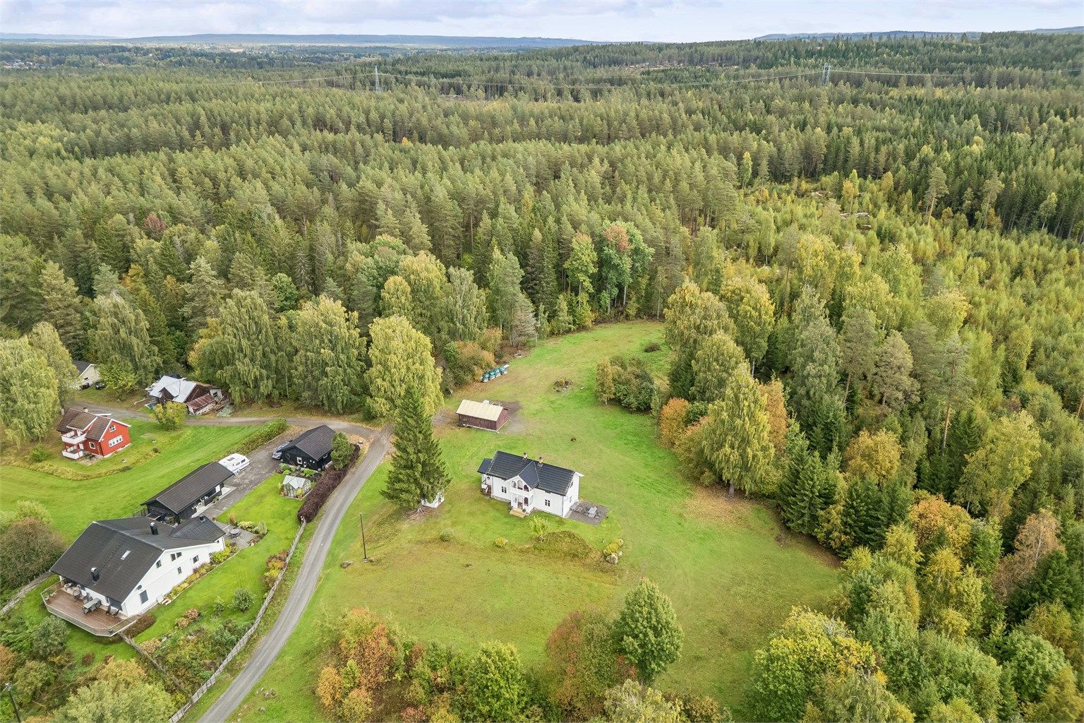 Tomten er pent opparbeidet med blant annet uteplass, biloppstillingsplass, plenarealer og andre forskjellige beplantninger. Store deler av arealet er flatt og har vært benyttet som beite for hest.
