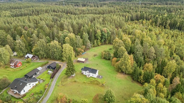 Tomten er pent opparbeidet med blant annet uteplass, biloppstillingsplass, plenarealer og andre forskjellige beplantninger. Store deler av arealet er flatt og har vært benyttet som beite for hest.