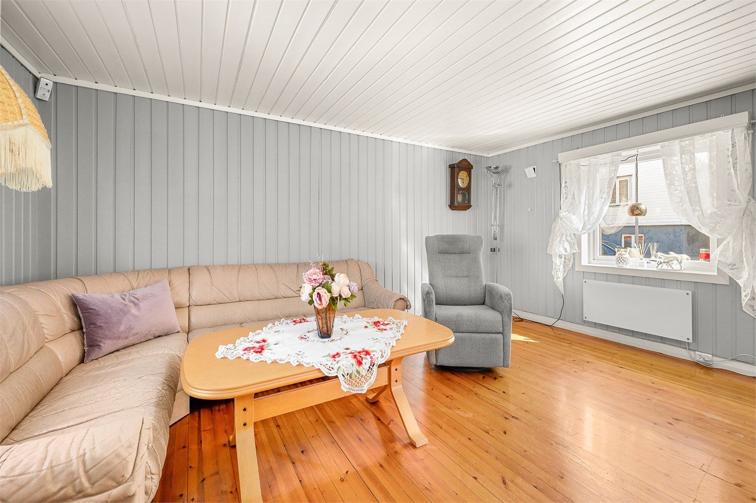 Stuen har en hyggelig atmosfære og gode møbleringsmuligheter.