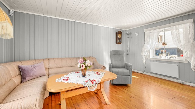 Stuen har en hyggelig atmosfære og gode møbleringsmuligheter.