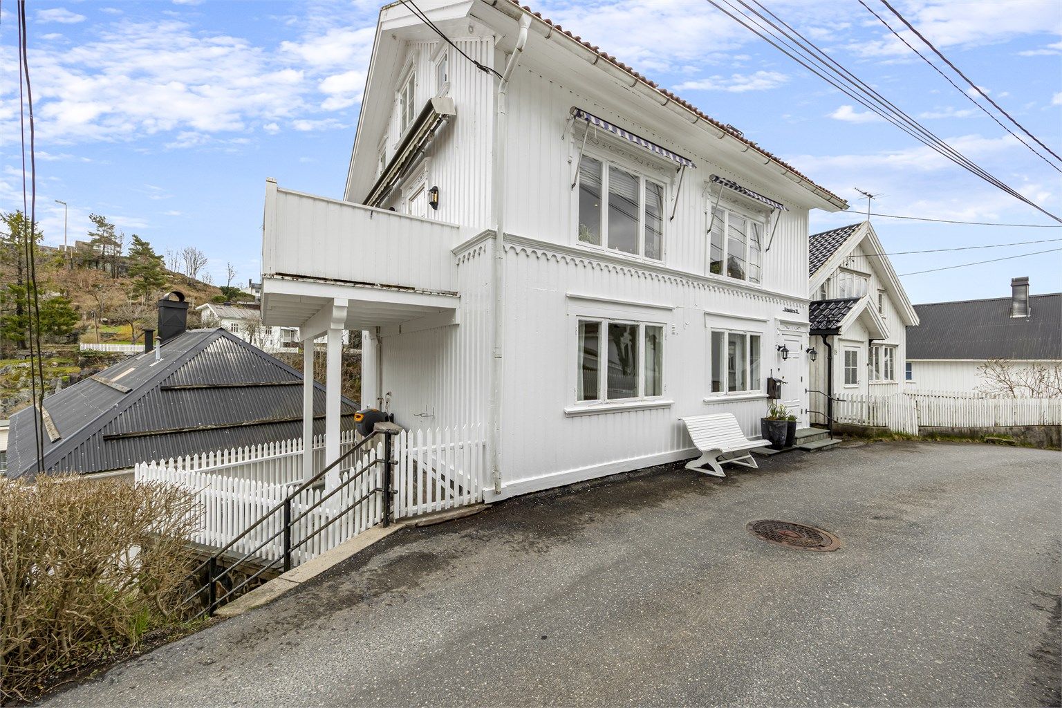 Koselig fasade med utskjæringer. Vinduer ble byttet for en god del år tilbake, fra tidligere år var det mindre, klassiske vinduer i Sørlandsstil.