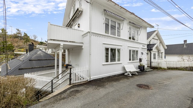 Koselig fasade med utskjæringer. Vinduer ble byttet for en god del år tilbake, fra tidligere år var det mindre, klassiske vinduer i Sørlandsstil.