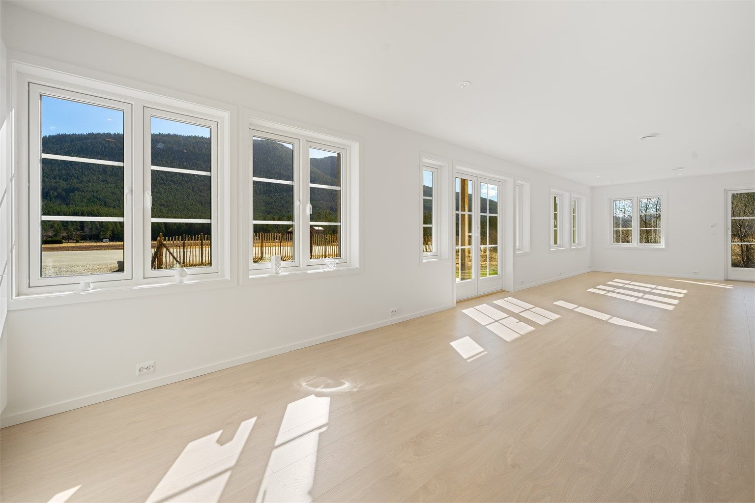 Stue med gode lysforhold og utgang til to terrasser.