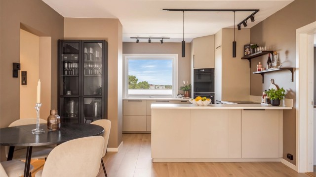 Kjøkkenet fra IKEA ble montert i 2024 og har slette fronter og god benkeplass.