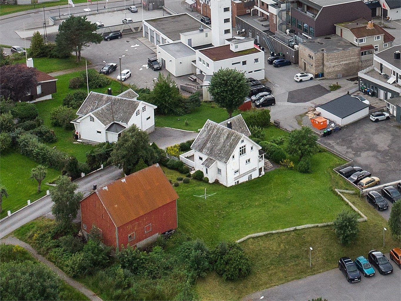 Eiendommen ligger sentralt til i Spjelkavika, med kort vei til det meste.