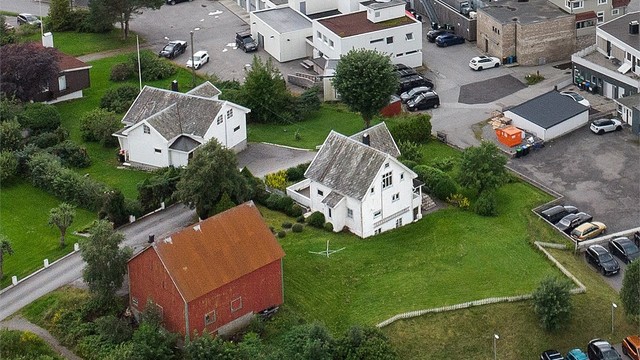 Eiendommen ligger sentralt til i Spjelkavika, med kort vei til det meste.